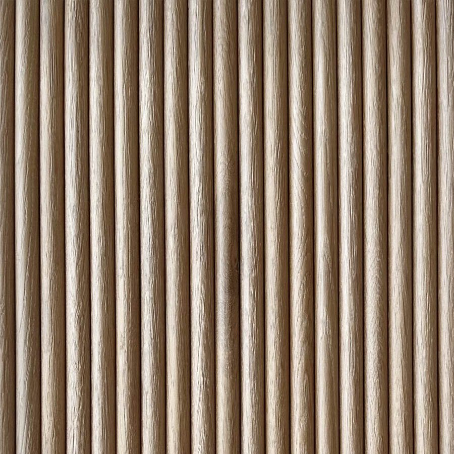 Wall cladding in Oak Round Thin White, showcasing its elegant and refined texture.